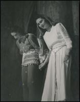 cca 1938 Szentpál Olga (1895-1968) mozgásművészeti iskolájának archívumából, Leichtner Erzsébet fényképész pecsétjével ellátott, vintage fotó, 22,2x17,4 cm