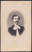 cca 1863 Oldal István nagybecskereki festész és fényképész műtermében készült, vizitkártya méretű portréfotó, 10x6 cm
