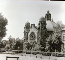 cca 1960 és 1980 között készült 21 db vintage negatív Budapest, X. kerületében, azaz Kőbányán (épüle...