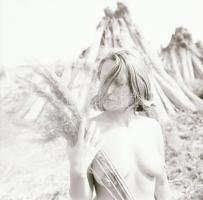 cca 1986 Velencei-tó, aktfotózás a nádfeldolgozó üzem területén, 13 db vintage negatív, 24x36 mm és ...