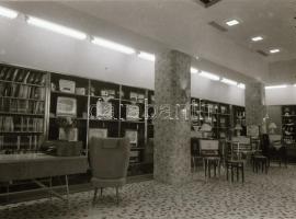 cca 1954 Budapesti Keravill üzlet áru kínálata, Kotnyek Antal (1921-1990) budapesti fotóriporter hag...