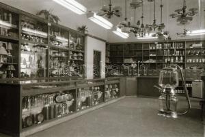 cca 1954 Budapesti Keravill üzlet áru kínálata, Kotnyek Antal (1921-1990) budapesti fotóriporter hag...