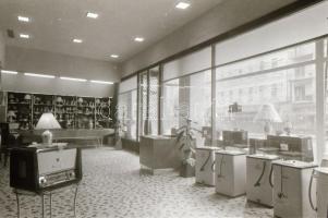 cca 1954 Budapesti Keravill üzlet áru kínálata, Kotnyek Antal (1921-1990) budapesti fotóriporter hag...