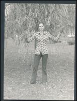 1972 Manöken és fotómodell nyilvántartásból 3 db vintage fénykép és adatlap, 14,5x10 cm és 18x24 cm között