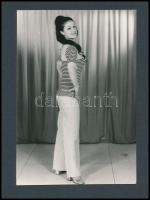 1972 Manöken és fotómodell nyilvántartásból 3 db vintage fénykép és adatlap, 14,5x10 cm és 18x24 cm ...