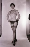 cca 1969 Feljegyzés a szomszédasszony látogatásáról, szolidan erotikus felvételek, 30 db vintage neg...