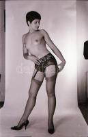 cca 1969 Feljegyzés a szomszédasszony látogatásáról, szolidan erotikus felvételek, 30 db vintage neg...