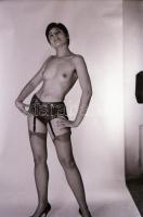 cca 1969 Feljegyzés a szomszédasszony látogatásáról, szolidan erotikus felvételek, 30 db vintage neg...