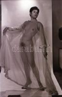 cca 1969 Feljegyzés a szomszédasszony látogatásáról, szolidan erotikus felvételek, 30 db vintage neg...