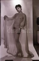 cca 1969 Feljegyzés a szomszédasszony látogatásáról, szolidan erotikus felvételek, 30 db vintage neg...