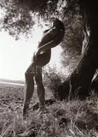 cca 1972 Szabadtéri helyszíneken, szolidan erotikus felvételek, 34 db vintage negatív, 24x36 mm