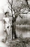 cca 1972 Szabadtéri helyszíneken, szolidan erotikus felvételek, 34 db vintage negatív, 24x36 mm