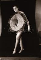 cca 1975 Nincs két egyforma, szolidan erotikus felvételek, 8 db vintage fotó és/vagy mai nagyítás vegyesen, + 7 db vintage negatív, a pozitív és a negatív képek között nincs kapcsolat, 24x36 mm és 25x18 cm között