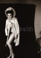 cca 1975 Nincs két egyforma, szolidan erotikus felvételek, 8 db vintage fotó és/vagy mai nagyítás ve...