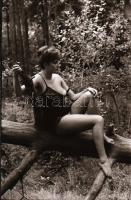 cca 1973 Erdei kaland, szolidan erotikus felvételek, 27 db vintage negatív, 24x36 mm