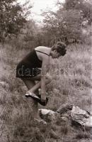 cca 1973 Erdei kaland, szolidan erotikus felvételek, 27 db vintage negatív, 24x36 mm