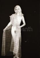 cca 1975 Még, még, még - szolidan erotikus felvételek, 10 db vintage fotó és/vagy mai nagyítás vegye...