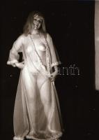 cca 1982 Privát történetek, szolidan erotikus felvételek, 8 db vintage fotó és/vagy mai nagyítás vegyesen, + 7 db vintage negatív, a pozitív és a negatív képek között nincs kapcsolat, 24x36 mm és 25x18 cm között