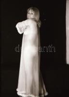 cca 1982 Privát történetek, szolidan erotikus felvételek, 8 db vintage fotó és/vagy mai nagyítás veg...