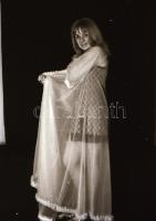 cca 1982 Privát történetek, szolidan erotikus felvételek, 8 db vintage fotó és/vagy mai nagyítás veg...