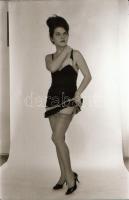 cca 1973 Játékos matinék, szolidan erotikus felvételek, 12 db vintage fotó és/vagy mai nagyítás vegy...