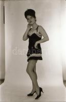 cca 1973 Játékos matinék, szolidan erotikus felvételek, 12 db vintage fotó és/vagy mai nagyítás vegy...