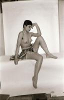 cca A nők felszabadulása, szolidan erotikus felvételek, 28 db vintage negatív, 24x36 mm