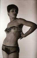 cca 1976 Próbatételek, szolidan erotikus felvételek, 11 db vintage fotó és/vagy mai nagyítás vegyese...