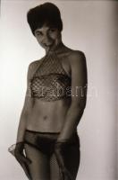 cca 1976 Próbatételek, szolidan erotikus felvételek, 11 db vintage fotó és/vagy mai nagyítás vegyese...