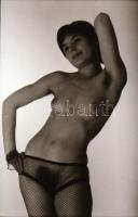 cca 1976 Próbatételek, szolidan erotikus felvételek, 11 db vintage fotó és/vagy mai nagyítás vegyese...