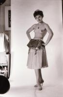 cca 1971 A vetkőzés művészete, szolidan erotikus felvételek, 31 db vintage negatív, 24x36 mm