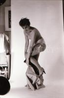 cca 1971 A vetkőzés művészete, szolidan erotikus felvételek, 31 db vintage negatív, 24x36 mm