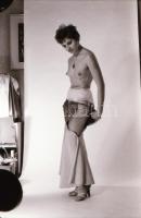 cca 1971 A vetkőzés művészete, szolidan erotikus felvételek, 31 db vintage negatív, 24x36 mm