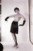 cca 1971 A vetkőzés művészete, szolidan erotikus felvételek, 31 db vintage negatív, 24x36 mm