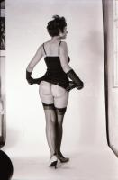 cca 1971 A vetkőzés művészete, szolidan erotikus felvételek, 31 db vintage negatív, 24x36 mm