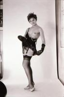 cca 1971 A vetkőzés művészete, szolidan erotikus felvételek, 31 db vintage negatív, 24x36 mm