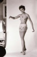 cca 1971 A vetkőzés művészete, szolidan erotikus felvételek, 31 db vintage negatív, 24x36 mm