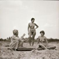 cca 1986 Válogatás a negatívtárból, szolidan erotikus felvételek, 13 db vintage negatív, 6x6 cm