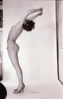 cca 1972 Inspiráló látványok, szolidan erotikus felvételek, 8 db vintage fotó és/vagy mai nagyítás v...