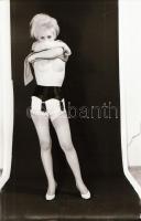 cca 1970 Műtermi sorozatok, szolidan erotikus felvételek, 28 db vintage negatív, 24x36 mm