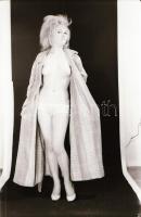 cca 1970 Műtermi sorozatok, szolidan erotikus felvételek, 28 db vintage negatív, 24x36 mm