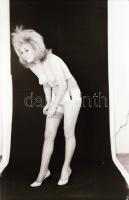 cca 1970 Műtermi sorozatok, szolidan erotikus felvételek, 28 db vintage negatív, 24x36 mm