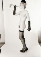 cca 1970 Műtermi sorozatok, szolidan erotikus felvételek, 28 db vintage negatív, 24x36 mm