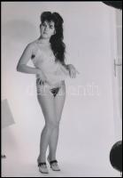 cca 1977 Hétvégi kikapcsolódás, szolidan erotikus felvételek, 7 db vintage fotó és/vagy mai nagyítás...