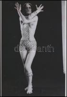 cca 1974 Régi expozíciók, szolidan erotikus felvételek, 9 db vintage fotó és/vagy mai nagyítás vegye...