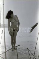 cca 1977 Bájos formák kavalkádja, szolidan erotikus felvételek, 7 db vintage fotó és/vagy mai nagyít...