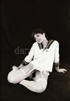 cca 1971 Hölgyek mutatványa, szolidan erotikus felvételek, 29 db vintage negatív, 24x36 mm