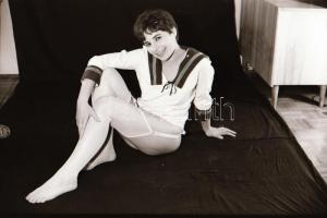 cca 1971 Hölgyek mutatványa, szolidan erotikus felvételek, 29 db vintage negatív, 24x36 mm