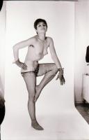 cca 1971 Hölgyek mutatványa, szolidan erotikus felvételek, 29 db vintage negatív, 24x36 mm