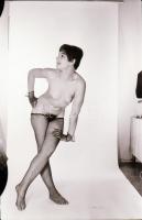 cca 1971 Hölgyek mutatványa, szolidan erotikus felvételek, 29 db vintage negatív, 24x36 mm